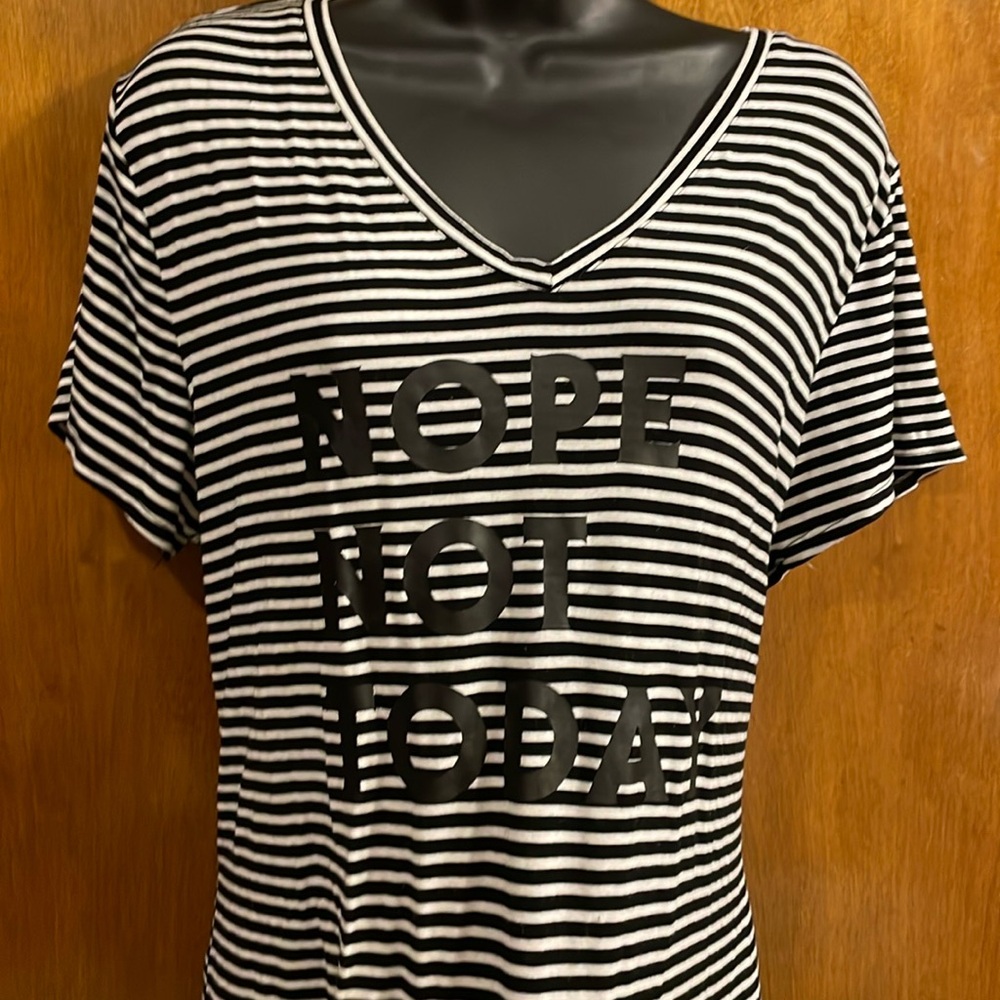 Women’s Apt 9 flowy tee